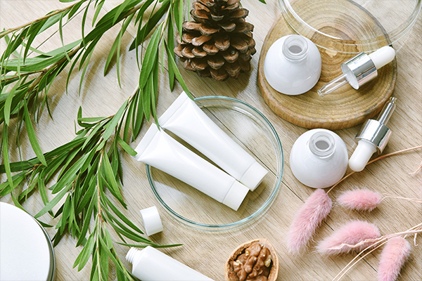 Натуральна органічна косметика на тлі природи