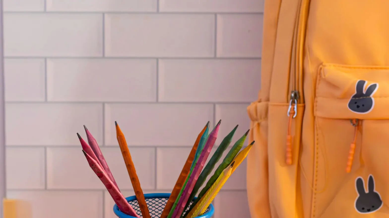 Шкільний рюкзак і кольорові олівці для покупок Back to School у США