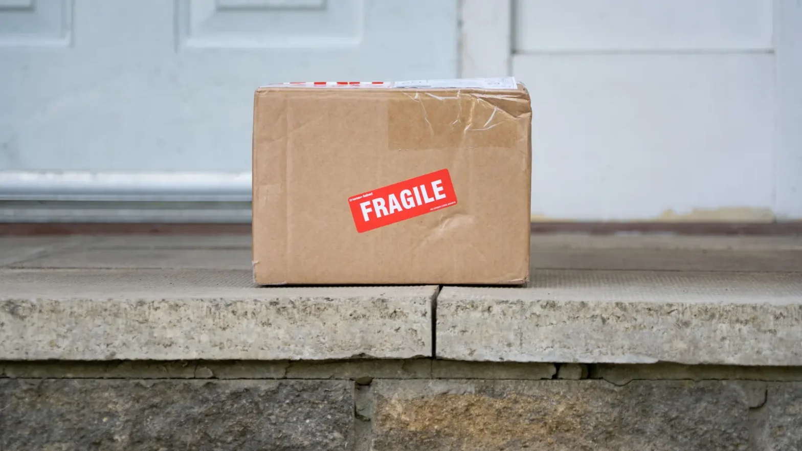 Пошкоджена картонна посилка з позначкою Fragile