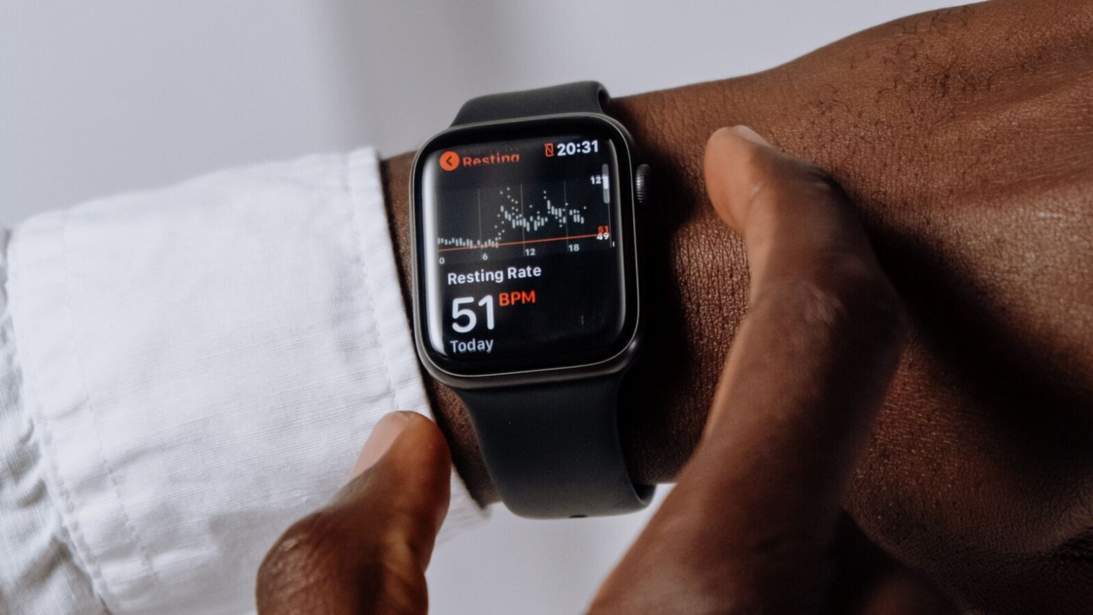 Apple Watch на зап’ясті під час перевірки показників